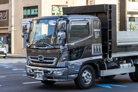 Foto de Tokio, Japón, 2 de noviembre de 2023: Hino Dutro Hybrid Truck on the Street - Imagen libre de derechos
