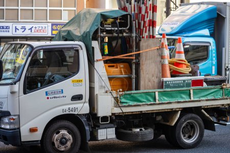Téléchargez les photos : Tokyo, Japon, 2 novembre 2023 : Camion de construction chargé d'équipements et de matériaux - en image libre de droit