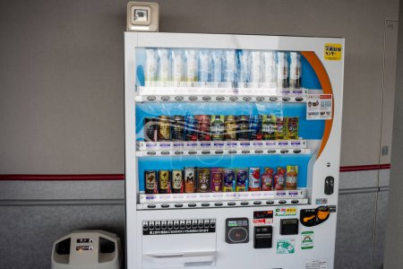 Téléchargez les photos : Tokyo, Japon, 2 Novembre 2023 : Distributeur automatique proposant diverses boissons - en image libre de droit