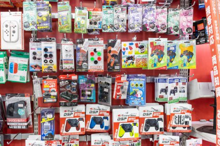 Téléchargez les photos : Tokyo, Japon, 2 novembre 2023 : Affichage d'accessoires de jeu et d'électronique dans un magasin de Tokyo - en image libre de droit