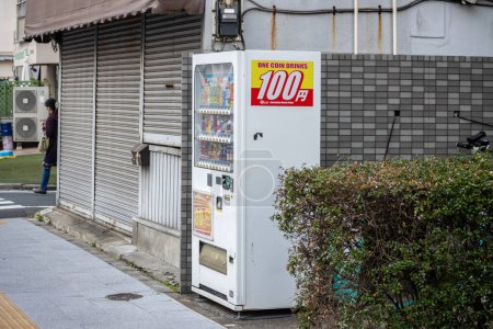 Téléchargez les photos : Tokyo, Japon, 2 novembre 2023 : Distributeur automatique de boissons dans une rue de la ville - en image libre de droit