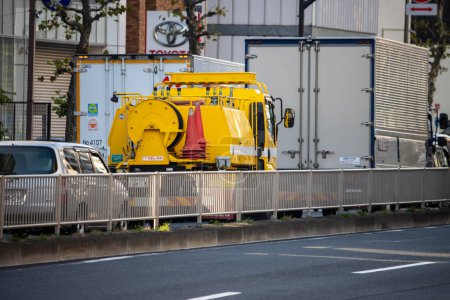 Téléchargez les photos : Tokyo, Japon, 2 novembre 2023 : Camion à ordures jaune sur Urban Street - en image libre de droit