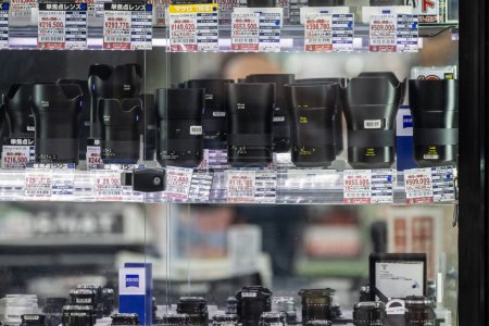 Foto de Tokio, Japón, 2 de noviembre de 2023: Exhibición de equipos de cámara en la tienda de electrónica de Tokio - Imagen libre de derechos
