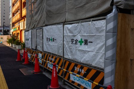 Téléchargez les photos : Tokyo, Japon, 2 novembre 2023 : Echafaudage de Construction avec Feuille de Protection et Signalisation - en image libre de droit