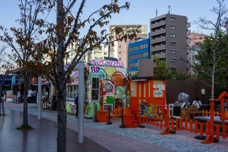 Foto de Tokio, Japón, 2 de noviembre de 2023: Paseo lateral con Baskin Robbins y colorido parque infantil - Imagen libre de derechos
