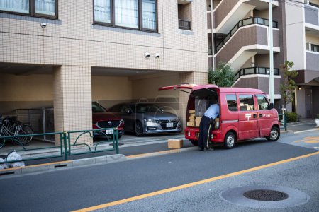 Téléchargez les photos : Tokyo, Japon, 2 novembre 2023 : Véhicule de livraison rouge stationné dans une rue de Tokyo - en image libre de droit