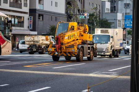 Foto de Tokio, Japón, 2 de noviembre de 2023: Vehículo de construcción y tráfico en la calle Tokio - Imagen libre de derechos