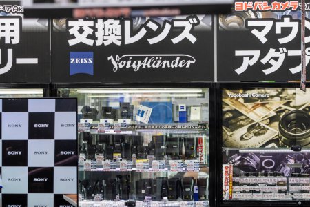 Foto de Tokio, Japón, 2 de noviembre de 2023: Tiendas de electrónica y vallas publicitarias en el distrito de Akihabara - Imagen libre de derechos