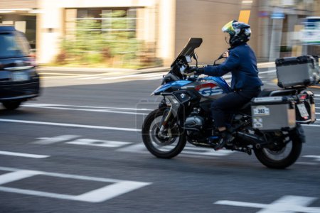 Foto de Tokio, Japón, 2 de noviembre de 2023: motociclista que monta en City Street - Imagen libre de derechos