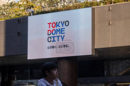 Téléchargez les photos : Tokyo, Japon, 2 Novembre 2023 : Tokyo Dome City Signalisation sur une façade de bâtiment - en image libre de droit