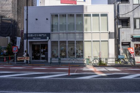 Téléchargez les photos : Tokyo, Japon, 2 Novembre 2023 : Elite Troops store outdoor with pedestrians and street view - en image libre de droit