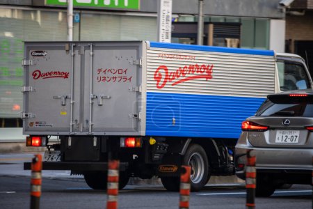 Téléchargez les photos : Tokyo, Japon, 2 Novembre 2023 : Camion de livraison dans la rue de la ville - en image libre de droit