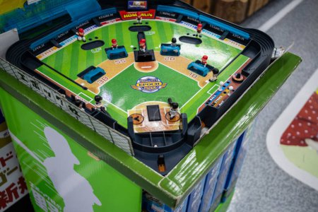 Foto de Tokio, Japón, 2 de noviembre de 2023: Máquina de juego de béisbol en miniatura en Tokyo arcade - Imagen libre de derechos