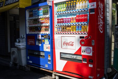 Foto de Tokio, Japón, 2 de noviembre de 2023: Máquinas expendedoras con varias bebidas y logotipos de marca - Imagen libre de derechos