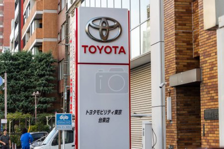 Téléchargez les photos : Tokyo, Japon, 2 novembre 2023 : Signalisation de marque Toyota sur un immeuble de concessionnaires - en image libre de droit