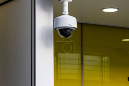 Téléchargez les photos : Tokyo, Japon, 2 novembre 2023 : Caméra de surveillance surveillant un immeuble de bureaux - en image libre de droit