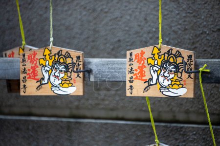 Téléchargez les photos : Tokyo, Japon, 2 novembre 2023 : Plaques traditionnelles en bois Ema dans un sanctuaire shinto - en image libre de droit