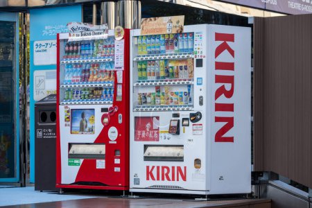 Téléchargez les photos : Tokyo, Japon, 2 Novembre 2023 : Distributeur automatique Kirin vibrant dans la rue de la ville - en image libre de droit