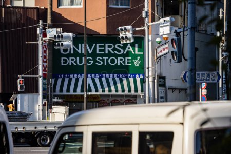 Téléchargez les photos : Tokyo, Japon, 2 novembre 2023 : Street View avec signalétique universelle des pharmacies et passage du trafic - en image libre de droit
