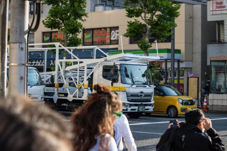 Téléchargez les photos : Tokyo, Japon, 2 novembre 2023 : Scène de rue occupée avec des camions de recyclage et des piétons - en image libre de droit