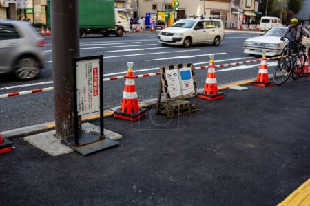 Téléchargez les photos : Tokyo, Japon, 2 novembre 2023 : Site de construction avec circulation en arrière-plan - en image libre de droit