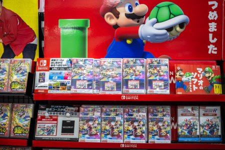Foto de Tokio, Japón, 2 de noviembre de 2023: Visualización de Nintendo Switch Games y Mario Advertisement - Imagen libre de derechos
