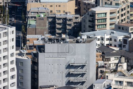 Foto de Tokio, Japón, 2 de noviembre de 2023: Vista aérea de densos edificios residenciales y comerciales de Tokio - Imagen libre de derechos
