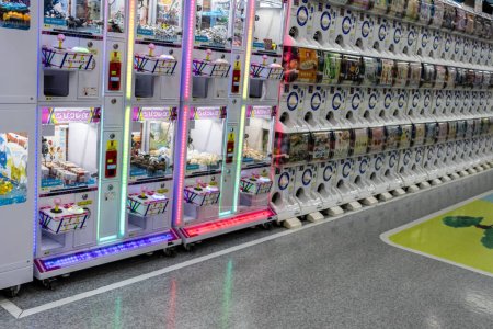 Foto de Tokio, Japón, 2 de noviembre de 2023: Una fila de coloridas máquinas expendedoras de gachapon alineadas en una tienda - Imagen libre de derechos
