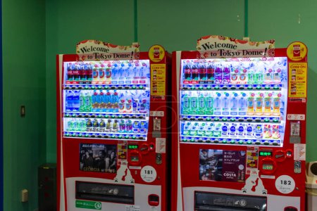 Téléchargez les photos : Tokyo, Japon, 2 novembre 2023 : Distributeurs automatiques avec présentoirs colorés près de Tokyo Dome - en image libre de droit