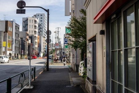 Foto de Tokio, Japón, 2 de noviembre de 2023: Vista urbana de la calle con negocios locales y tráfico - Imagen libre de derechos