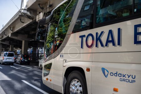 Foto de Tokio, Japón, 2 de noviembre de 2023: Tokai Bus Operando en Medio Ambiente Urbano - Imagen libre de derechos