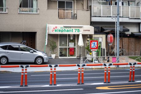 Téléchargez les photos : Tokyo, Japon, 2 novembre 2023 : Vue sur la rue avec Elephant 75 Coffee shop et une voiture garée à Tokyo - en image libre de droit