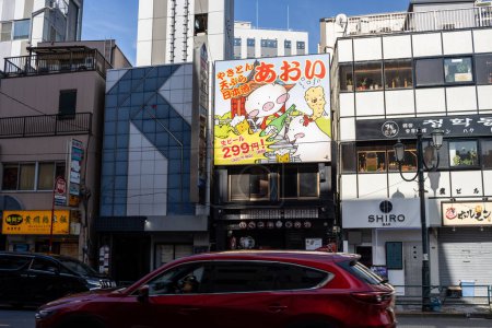 Foto de Tokio, Japón, 2 de noviembre de 2023: Anuncio de cartelera colorida en una fachada de edificio - Imagen libre de derechos