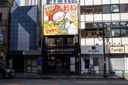 Téléchargez les photos : Tokyo, Japon, 2 novembre 2023 : Extérieur d'un restaurant avec des panneaux de dessins animés colorés - en image libre de droit
