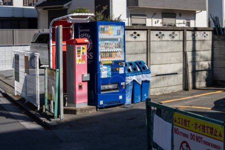 Foto de Tokio, Japón, 3 de noviembre de 2023: Máquinas expendedoras y papeleras de reciclaje en una calle de la ciudad - Imagen libre de derechos