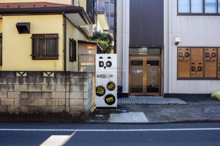 Téléchargez les photos : Tokyo, Japon, 3 novembre 2023 : Distributeur automatique devant la maison traditionnelle japonaise - en image libre de droit