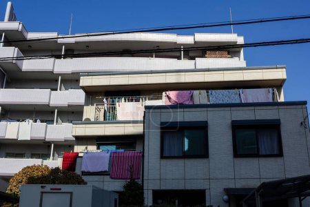 Foto de Tokio, Japón, 3 de noviembre de 2023: Edificio residencial con secado de ropa en el balcón de Tokio - Imagen libre de derechos