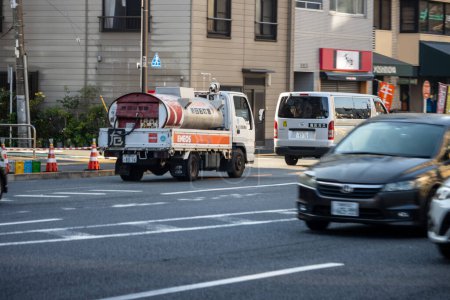 Téléchargez les photos : Tokyo, Japon, 3 novembre 2023 : Scène urbaine avec une variété de véhicules, y compris un camion-citerne septique - en image libre de droit