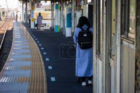 Téléchargez les photos : Tokyo, Japon, 3 novembre 2023 : Un banlieusard attend au quai d'une gare - en image libre de droit