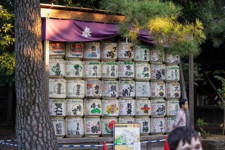Téléchargez les photos : Tokyo, Japon, 3 novembre 2023 : Barils de saké au sanctuaire Meiji - en image libre de droit