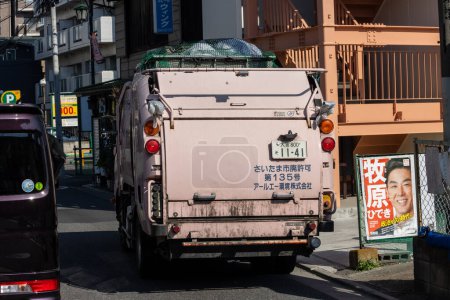 Téléchargez les photos : Tokyo, Japon, 3 novembre 2023 : Camion de collecte des ordures dans la ville - en image libre de droit