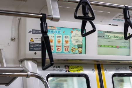 Foto de Tokio, Japón, 3 de noviembre de 2023: Vista interior de un tren subterráneo de Tokio - Imagen libre de derechos