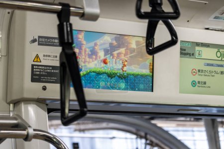 Foto de Tokio, Japón, 3 de noviembre de 2023: Anuncio Inside Train Carriage - Imagen libre de derechos
