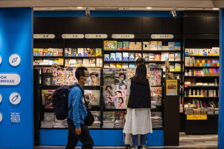 Foto de Tokio, Japón, 3 de noviembre de 2023: Compras en una librería de Tokio - Imagen libre de derechos