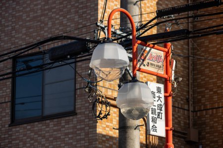 Téléchargez les photos : Tokyo, Japon, 3 novembre 2023 : Vue de rue d'une lanterne traditionnelle et d'un câblage moderne sur un bâtiment - en image libre de droit