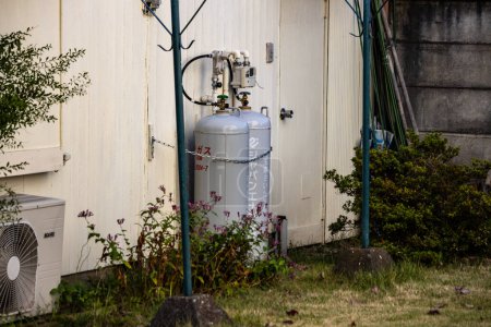 Téléchargez les photos : Tokyo, Japon, 3 novembre 2023 : Réservoir de gaz résidentiel et climatiseur extérieur - en image libre de droit