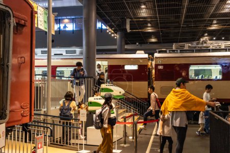 Téléchargez les photos : Tokyo, Japon, 3 novembre 2023 : Les visiteurs embarquent dans un train vintage au musée du chemin de fer - en image libre de droit