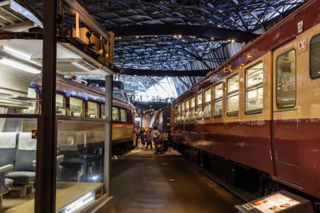 Foto de Tokio, Japón, 3 de noviembre de 2023: Los visitantes exploran las exposiciones de trenes antiguos en el Museo del Ferrocarril - Imagen libre de derechos