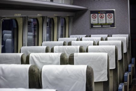 Foto de Tokio, Japón, 3 de noviembre de 2023: Interior del moderno tren japonés - Imagen libre de derechos