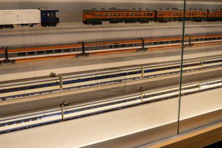 Foto de Tokio, Japón, 3 de noviembre de 2023: Modelos de trenes que circulan por las vías en una exhibición en el Museo del Ferrocarril - Imagen libre de derechos